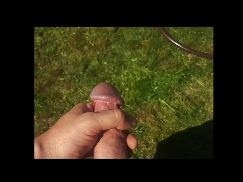 ❤️ Hot hottie får den rosa fitten hennes knullet og kommer med en sprut i en sommerhage ️ Jævla video hos oss ﹏