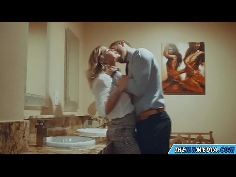 ❤️ Når en barmfagre blondine forfører deg på et offentlig toalett ️ Jævla video hos oss ﹏